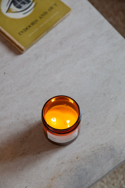 Serene (Lavendel + Bergamotte + Neroli) | Duftkerze im bernsteinfarbenen Glas