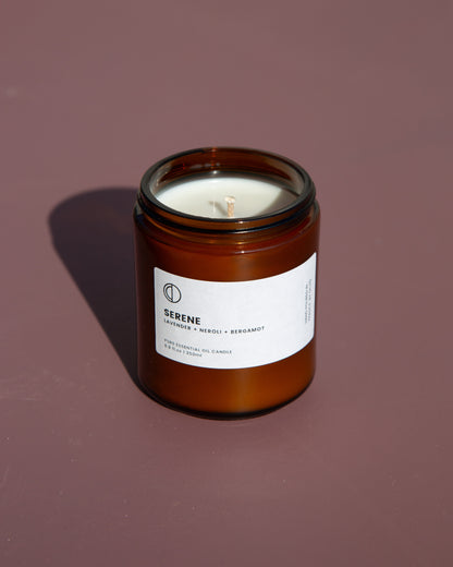 Serene (Lavendel + Bergamotte + Neroli) | Duftkerze im bernsteinfarbenen Glas