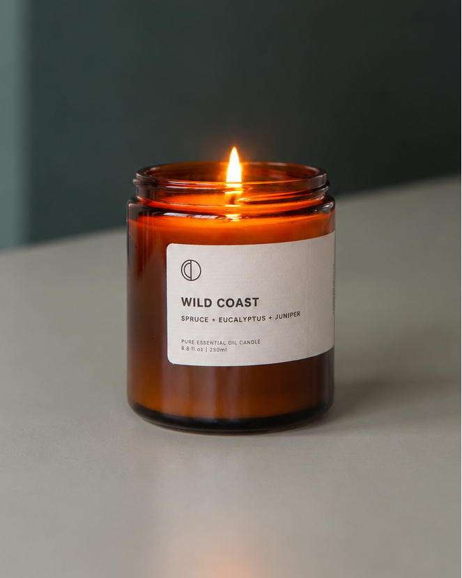 Wild Coast (Fichte + Eukalyptus + Wacholder + Pfefferminze) | Duftkerze im bernsteinfarbenen Glas