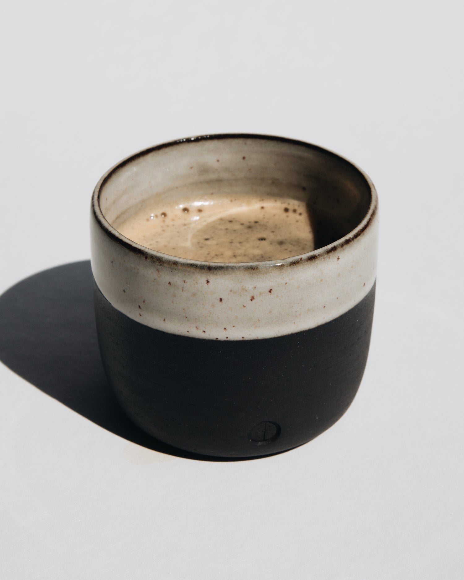 Steingut-Kaffeetasse | Handgefertigte Keramik Octō x La Délicatesse
